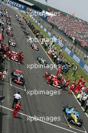 11.06.2006 Silverstone, England,  Fernando Alonso (ESP), Renault F1 Team, R26, Kimi Raikkonen (FIN), Räikkönen, McLaren Mercedes, MP4-21, Michael Schumacher (GER), Scuderia Ferrari, 248 F1 - Formula 1 World Championship, Rd 8, British Grand Prix, Sunday Pre-Race Grid