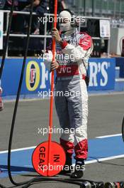 10.06.2006 Silverstone, England,  Midland MF1 Racing, Lollipop man - Formula 1 World Championship, Rd 8, British Grand Prix, Saturday Qualifying