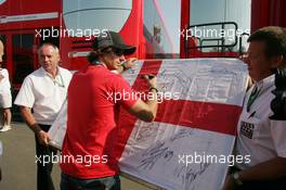 10.06.2006 Silverstone, England,  John Hopkins (USA), Moto GP Rider signs England Flag - Formula 1 World Championship, Rd 8, British Grand Prix, Saturday