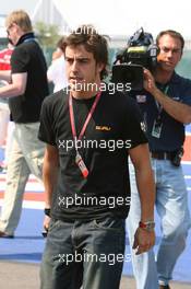 08.06.2006 Silverstone, England,  Fernando Alonso (ESP), Renault F1 Team, arrives in the Formula 1 paddock - Formula 1 World Championship, Rd 8, British Grand Prix, Thursday