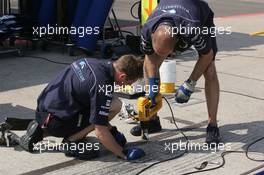 08.06.2006 Silverstone, England,  Williams F1 Team members, prepare their pitbox - Formula 1 World Championship, Rd 8, British Grand Prix, Thursday