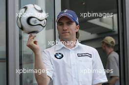 08.06.2006 Silverstone, England,  Nick Heidfeld (GER), BMW Sauber F1 Team, spins a football on his finger - Formula 1 World Championship, Rd 8, British Grand Prix, Thursday