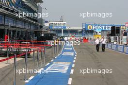 08.06.2006 Silverstone, England,  The pitlane - Formula 1 World Championship, Rd 8, British Grand Prix, Thursday