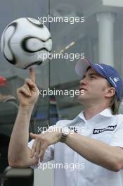 08.06.2006 Silverstone, England,  Nick Heidfeld (GER), BMW Sauber F1 Team, spins a football on his finger - Formula 1 World Championship, Rd 8, British Grand Prix, Thursday