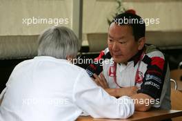 28.07.2006 Hockenheim, Germany,  Shuhei Nakamoto (JPN), Engineering Director, Honda Racing Development, talking with Bernie Ecclestone (GBR), CEO of Formula One Management (FOM) - Formula 1 World Championship, Rd 12, German Grand Prix, Friday