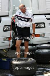 28.07.2006 Hockenheim, Germany,  BMW mechanic cleaning the rims - Formula 1 World Championship, Rd 12, German Grand Prix, Friday
