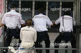 28.07.2006 Hockenheim, Germany,  Nick Heidfeld (GER), BMW Sauber F1 Team sits pn the pit wall - Formula 1 World Championship, Rd 12, German Grand Prix, Friday Practice