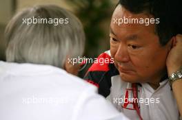 28.07.2006 Hockenheim, Germany,  Shuhei Nakamoto (JPN), Engineering Director, Honda Racing Development, talking with Bernie Ecclestone (GBR), CEO of Formula One Management (FOM) - Formula 1 World Championship, Rd 12, German Grand Prix, Friday