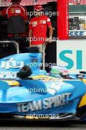 28.07.2006 Hockenheim, Germany,  Felipe Massa (BRA), Scuderia Ferrari looks at the car of Giancarlo Fisichella (ITA), Renault F1 Team - Formula 1 World Championship, Rd 12, German Grand Prix, Friday Practice