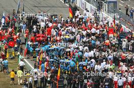 30.07.2006 Hockenheim, Germany,  Cars are prepared on the grid - Formula 1 World Championship, Rd 12, German Grand Prix, Sunday Pre-Race Grid