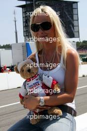 30.07.2006 Hockenheim, Germany,  Cora Schumacher (GER), Wife of Ralf Schumacher with the bear mascot of Toyota - Formula 1 World Championship, Rd 12, German Grand Prix, Sunday Pre-Race Grid