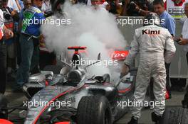30.07.2006 Hockenheim, Germany,  3rd place Kimi Raikkonen (FIN), Räikkönen, McLaren Mercedes Extinguishes his engine - Formula 1 World Championship, Rd 12, German Grand Prix, Sunday Podium