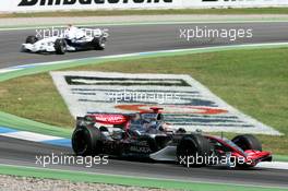 30.07.2006 Hockenheim, Germany,  Kimi Raikkonen (FIN), Räikkönen, McLaren Mercedes, MP4-21, Nick Heidfeld (GER), BMW Sauber F1 Team, F1.06  - Formula 1 World Championship, Rd 12, German Grand Prix, Sunday Race