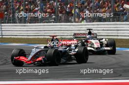 30.07.2006 Hockenheim, Germany,  Kimi Raikkonen (FIN), Team West McLaren Mercedes MP4-21, leads Jenson Button (GBR), Honda Racing F1 Team RA106 - Formula 1 World Championship, Rd 12, German Grand Prix, Sunday Race