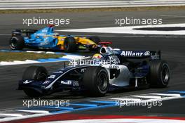 30.07.2006 Hockenheim, Germany,  Mark Webber (AUS), WilliamsF1 Team FW28, leads Fernando Alonso (ESP), Renault F1 Team R26 - Formula 1 World Championship, Rd 12, German Grand Prix, Sunday Race