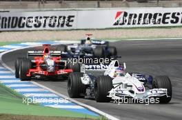 30.07.2006 Hockenheim, Germany,  Jacques Villeneuve (CDN), BMW Sauber F1 Team, F1.06 and Tiago Monteiro (POR), Midland MF1 Racing, Toyota M16 - Formula 1 World Championship, Rd 12, German Grand Prix, Sunday Race