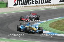 30.07.2006 Hockenheim, Germany,  Fernando Alonso (ESP), Renault F1 Team, R26 and Pedro de la Rosa (ESP), McLaren Mercedes, MP4-21 - Formula 1 World Championship, Rd 12, German Grand Prix, Sunday Race