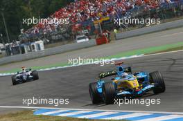 30.07.2006 Hockenheim, Germany,  Fernando Alonso (ESP), Renault F1 Team, R26, Mark Webber (AUS), Williams F1 Team, FW28 Cosworth - Formula 1 World Championship, Rd 12, German Grand Prix, Sunday Race