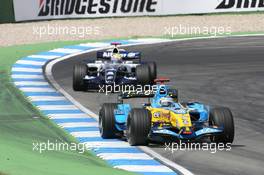 30.07.2006 Hockenheim, Germany,  Fernando Alonso (ESP), Renault F1 Team, R26 and Mark Webber (AUS), Williams F1 Team, FW28 Cosworth - Formula 1 World Championship, Rd 12, German Grand Prix, Sunday Race