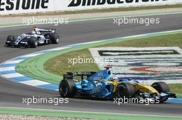 30.07.2006 Hockenheim, Germany,  Fernando Alonso (ESP), Renault F1 Team, R26 and Mark Webber (AUS), Williams F1 Team, FW28 Cosworth - Formula 1 World Championship, Rd 12, German Grand Prix, Sunday Race