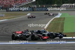 30.07.2006 Hockenheim, Germany,  Pedro de la Rosa (ESP), McLaren Mercedes, MP4-21 and Mark Webber (AUS), Williams F1 Team, FW28 Cosworth - Formula 1 World Championship, Rd 12, German Grand Prix, Sunday Race