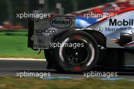 29.07.2006 Hockenheim, Germany,  Pedro de la Rosa (ESP), Team McLaren Mercedes MP4-21, returns to the pits with a flat tyre after an incident with Ralf Schumacher (GER) - Formula 1 World Championship, Rd 12, German Grand Prix, Saturday Qualifying