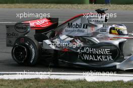 29.07.2006 Hockenheim, Germany,  Pedro de la Rosa (ESP), McLaren Mercedes, MP4-21 was hit by Ralf Schumacher (GER), Toyota Racing - Formula 1 World Championship, Rd 12, German Grand Prix, Saturday Qualifying