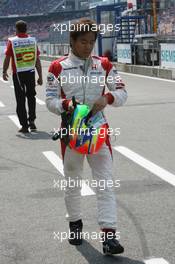29.07.2006 Hockenheim, Germany,  Sakon Yamamoto (JPN) Super Aguri F1 Team, returns to the garage after crashing his SA06 - Formula 1 World Championship, Rd 12, German Grand Prix, Saturday Practice