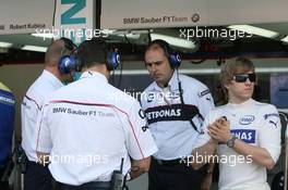 29.07.2006 Hockenheim, Germany,  Nick Heidfeld (GER), BMW Sauber F1 Team, with BMW-Sauber F1 Team personnel - Formula 1 World Championship, Rd 12, German Grand Prix, Saturday Practice