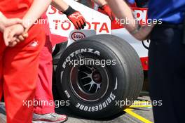 29.07.2006 Hockenheim, Germany,  Carbon cap on the back tyres of Toyota - Formula 1 World Championship, Rd 12, German Grand Prix, Saturday Practice