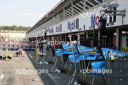 27.07.2006 Hockenheim, Germany,  Teams setup in the pitlane - Formula 1 World Championship, Rd 12, German Grand Prix, Thursday