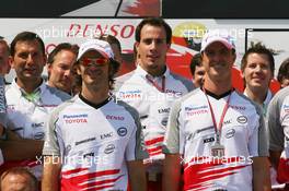 27.07.2006 Hockenheim, Germany,  Ralf Schumacher (GER), Toyota Racing and Jarno Trulli (ITA), Toyota Racing, with team personnel and the team bus - Formula 1 World Championship, Rd 12, German Grand Prix, Thursday