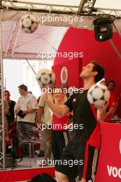 27.07.2006 Heidelberg, Germany,  A man juggling footballs - Vodafone Racing DJ's Event - Formula 1 World Championship, Rd 12, German Grand Prix, Thursday