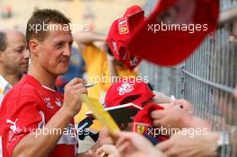 26.07.2006 Mannheim, Germany,  "Spiel des Herzens" - Michael Schumacher (GER), Scuderia Ferrari signs autographs for the fans - F1 Superstars (Michael Schumacher) plays against the RTL-Superstars, Charity, RTL Stiftung "Kinder in Not", UNESCO - Formula 1 World Championship, Rd 12, German Grand Prix, Wednesday