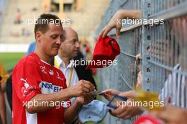 26.07.2006 Mannheim, Germany,  "Spiel des Herzens" - Michael Schumacher (GER), Scuderia Ferrari signs autographs for the fans - F1 Superstars (Michael Schumacher) plays against the RTL-Superstars, Charity, RTL Stiftung "Kinder in Not", UNESCO - Formula 1 World Championship, Rd 12, German Grand Prix, Wednesday