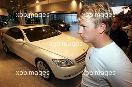 26.07.2006 Stuttgart, Germany,  Kimi Raikkonen (FIN), Räikkönen, McLaren Mercedes presents the new car CL600 at the Mercedes-Benz branch in Stuttgart. - DaimlerChrysler / Mercedes Media warm up - Formula 1 World Championship, Rd 12, German Grand Prix, Wednesday