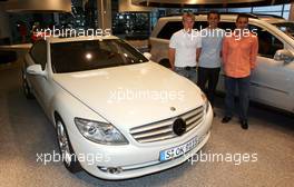 26.07.2006 Stuttgart, Germany,  (L-R) Kimi Raikkonen (FIN), Räikkönen, McLaren Mercedes, Pedro de la Rosa (ESP), McLaren Mercedes and Gerry Paffet (GBR) test driver  present the new car CL600 at the Mercedes-Benz branch in Stuttgart. - DaimlerChrysler / Mercedes Media warm up - Formula 1 World Championship, Rd 12, German Grand Prix, Wednesday