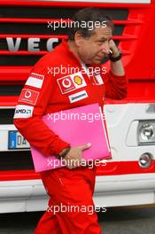 08.09.2006 Monza, Italy,  Jean Todt (FRA), Scuderia Ferrari, Teamchief, General Manager, Team Principal, with a pink folder - Formula 1 World Championship, Rd 15, Italian Grand Prix, Friday