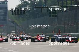 10.09.2006 Monza, Italy,  Start, Kimi Raikkonen (FIN), Räikkönen, McLaren Mercedes, MP4-21, Michael Schumacher (GER), Scuderia Ferrari, 248 F1 - Formula 1 World Championship, Rd 15, Italian Grand Prix, Sunday Race