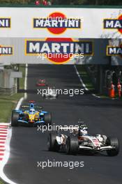 10.09.2006 Monza, Italy,  Jenson Button (GBR), Honda Racing F1 Team, RA106, Fernando Alonso (ESP), Renault F1 Team, R26 - Formula 1 World Championship, Rd 15, Italian Grand Prix, Sunday Race