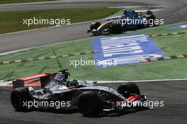 10.09.2006 Monza, Italy,  Pedro de la Rosa (ESP), McLaren Mercedes and Fernando Alonso (ESP), Renault F1 Team - Formula 1 World Championship, Rd 15, Italian Grand Prix, Sunday Race