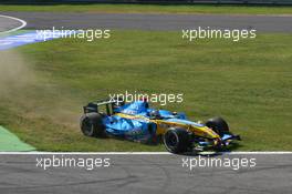 10.09.2006 Monza, Italy,  Fernando Alonso (ESP), Renault F1 Team, R26, cuts the chicane at turn 1 - Formula 1 World Championship, Rd 15, Italian Grand Prix, Sunday Race