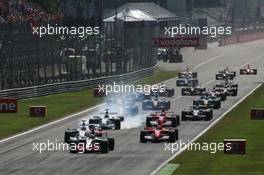 10.09.2006 Monza, Italy,  Start of the race - Kimi Raikkonen (FIN), Räikkönen, McLaren Mercedes, Nick Heidfeld (GER), BMW Sauber F1 Team, Michael Schumacher (GER), Scuderia Ferrari - Formula 1 World Championship, Rd 15, Italian Grand Prix, Saturday Qualifying