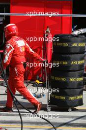 10.09.2006 Monza, Italy,  Scuderia Ferrari, Pit crew - Formula 1 World Championship, Rd 15, Italian Grand Prix, Sunday Race