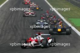 10.09.2006 Monza, Italy,  Jarno Trulli (ITA), Toyota Racing, TF106 and Mark Webber (AUS), Williams F1 Team, FW28 Cosworth - Formula 1 World Championship, Rd 15, Italian Grand Prix, Sunday Race