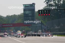 10.09.2006 Monza, Italy,  Start, Kimi Raikkonen (FIN), Räikkönen, McLaren Mercedes, MP4-21, Michael Schumacher (GER), Scuderia Ferrari, 248 F1, Nick Heidfeld (GER), BMW Sauber F1 Team, F1.06 - Formula 1 World Championship, Rd 15, Italian Grand Prix, Sunday Race