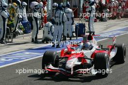 10.09.2006 Monza, Italy,  Jarno Trulli (ITA), Toyota Racing, TF106, drives past Williams F1 mechanics - Formula 1 World Championship, Rd 15, Italian Grand Prix, Sunday Race