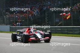 10.09.2006 Monza, Italy,  Christijan Albers (NED), Spyker MF1 Racing, Toyota M16 and Sakon Yamamoto (JPN), Super Aguri F1 Team, SA06 - Formula 1 World Championship, Rd 15, Italian Grand Prix, Sunday Race