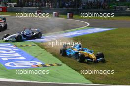 10.09.2006 Monza, Italy,  Fernando Alonso (ESP), Renault F1 Team, R26, cuts the chicane at turn 1 - Formula 1 World Championship, Rd 15, Italian Grand Prix, Sunday Race