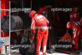 10.09.2006 Monza, Italy,  Scuderia Ferrari, Pit crew - Formula 1 World Championship, Rd 15, Italian Grand Prix, Sunday Race